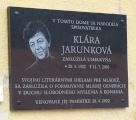 Pamätná tabuľa K. Jarunkovej na jej rodnom dome na Červenej Skale